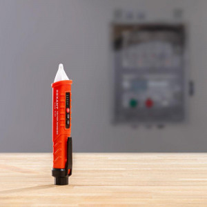 R-20, Детектор напряжения позволяет определить наличие напряжения от 12 до 1000 В контактным и бесконтактным методом