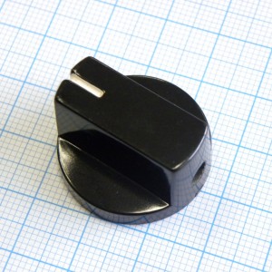 Ручка KN-32 чёрная, d=6.35 мм, с винтом, Ручка управления на вал 6.35 мм, с винтом, чёрная, плоская с фланцем, h=15, D=26 (по фланцу).