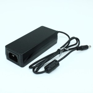 GST40A15-P1J, AC-DC, 40Вт, вход 90...264B AC, 47...63 Гц, 127...370B DC, выход 15B/2.67A, изоляция 3000В AC, 125x50x31.5мм, -30...+70°С, сетевой разъём IEC320-C14, выходной разъем 11, диам. 5.5х2.1мм