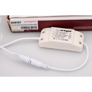 Светильник DL-225x225M-21W Warm White 020137, Тонкая панель 21Вт, белый квадратный корпус. Цвет ТЕПЛЫЙ БЕЛЫЙ 3000K, св.поток 1575-1680лм, CRI(Ra)>80, угол 120°. Размер 225x225мм, высота корпуса 13мм, установка в отверстие 210x210мм. Питание AC 180-240V, 21Вт, драйвер в комплекте (DC300mA, 55-65V).
