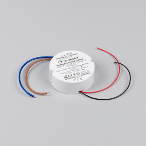 Блок питания ARJ-SP-351050-PFC-TRIAC-R (36W, 23-35V, 1050mA) 040972, Диммируемый источник тока по стандарту TRIAC с гальванической развязкой для светильников и мощных светодиодов. Входное напряжение 220-240 VAC. Выходные параметры: 23-35 В, 1050 mА, 36 Вт. Встроенный PFC >0,92. Негерметичный пластиковый корпус IP 44.
