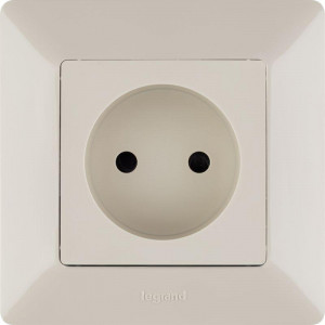 Розетка 1-м СП Valena Life 16А IP20 250В 2P защ. шторки безвинтов. клеммы с лицев. панелью механизм сл. кость Leg 753516