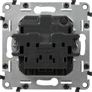 Valena LIFE Розетка силовая 2К 16А 250В c лицевой панелью алюминий со шторками безвинтовые зажимы 753616