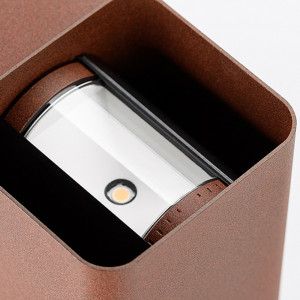 Светильник LGD-Wall-Vario-J2R-12W Warm White 022002, Уличный светодиодный светильник для стен, изменяемый угол освещения 0°-80°, свет вверх-вниз на 2 стороны. Цвет ТЕПЛЫЙ БЕЛЫЙ 3000К, светодиоды 2x6Вт CREE (750 лм). Влагозащищенный корпус IP54 - терракотовый (RAL8016) алюминий, экран ударопрочный PC. Питани