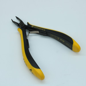 3-672-15, Антистатические кусачки серии Euroline с резиновым проводящим покрытием ручек, длина 130мм; вес 60гр; для медного провода до 0,6мм; плоский срез; ультратонкие кромки под углом 20 гр. к оси инструмента; суперкрепление