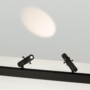 Светильник MAG-ORIENT-SPOT-CROP-ZOOM-TC-R35-6W Warm3000 (BK, 19-29 deg, 48V) 045067, Светильник с кадрируемой оптикой и изменяемым углом для магнитных треков MAG-ORIENT шириной 26 мм. Мощность 6 Вт, св. поток 60-100 лм, 17 лм/Вт, теплый 3000 K, CRI>98, угол 19-29°, напряжение питания 48 В. Черный фигурный корпус из металла, степень защиты