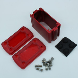 ALUG702RD040-IR, Алюминиевый красный корпус с Инфракрасными пластиковыми торцевыми панелями