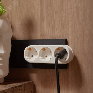 Разветвитель 3-м с заземл. 16А IP20 линейный бел. 11-1079