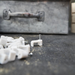 Крепеж кабеля плоский 12 х 6 мм, белый (упак. 50 шт) 07-4212