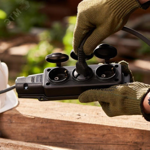 Розетка штепсельная трехместная влагозащ. с/з 16А IP54 каучук 111-113