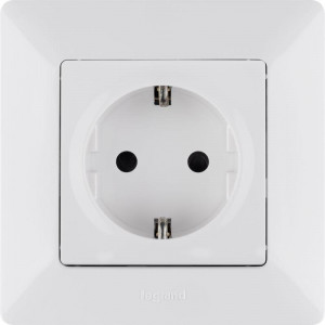 Розетка 1-м СП Valena Life 16А IP20 250В 2P+E защ. шторки безвинтов. клеммы с лицев. панелью механизм бел. Leg 753420