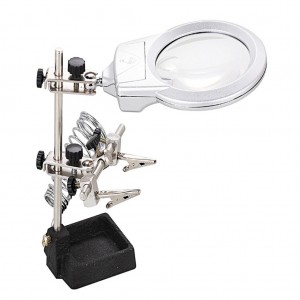 Держатель платы с лупой ZD-10M, Обеспечивает двукратное увеличение. Оснащен двумя зажимами «крокодил», подставкой для паяльника и зажимом для пайки с лупой «третья рука».Светодиодная подсветка линзы (ААА 1,5V – 3 шт).