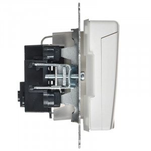 BRITE Розетка 1-местная с заземлением с защитными шторками и крышкой 16А IP44 РСбш10-3-44-БрАБ арктический белый IEK BR-R16-16-44-K91