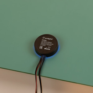 Диммер SR-PRIME-MIRROR-R35-BK (12-24V, 48-96W, PROXIMITY SENSOR) 046145, Встроенный сенсорный диммер для лент 12-24 В для зеркал. Цвет - черный. Питание/рабочее напряжение DC 12-24 В, максимальный ток 4 A на канал, 1 канал, максимальная мощность 48-96 Вт. Диммирование при удержании руки над датчиком в течении 1 секуды, движени