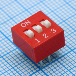 L-KLS7-DST-03-R-00, DIP-переключатель 3 группы красный монтаж в отверстие шаг 2.54мм 0.025A 24В с выступающим движком