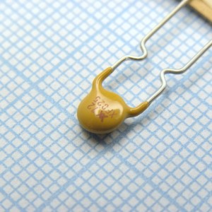 RXEF025-2, Самовосстанавливающийся предохранитель PTC 0.25A(hold) 0.5A(trip) 72V 40A 0.45W 2.5s 1.25Ohm, радиальные выводы, 7.4 X 3 X 12.7mm, лента в катушке