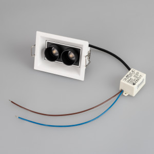 Светильник MS-ORIENT-BUILT-TURN-TC-S67x90-5W Warm3000 (WH-BK, 30 deg, 230V) 031928, Встраиваемый поворотный светильник. Мощность 5 Вт, св. поток 375 лм, 75 лм/Вт, теплый 3000 K, CRI>98, угол 30°, напряжение питания 230 В. Белый прямоугольный корпус из алюминия, экран PMMA, степень защиты IP20. Размер: длина 90 мм, ширина 67 мм, высота 50