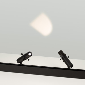 Светильник MAG-ORIENT-SPOT-CROP-ZOOM-TC-R35-6W Warm3000 (BK, 19-29 deg, 48V) 045067, Светильник с кадрируемой оптикой и изменяемым углом для магнитных треков MAG-ORIENT шириной 26 мм. Мощность 6 Вт, св. поток 60-100 лм, 17 лм/Вт, теплый 3000 K, CRI>98, угол 19-29°, напряжение питания 48 В. Черный фигурный корпус из металла, степень защиты