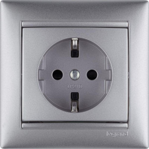 Розетка 1-м СП Valena 16А IP21 230/250В 2P+E с заземл. защ. шторки на винтах механизм алюм. 770121