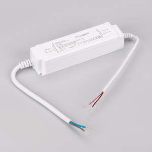 Блок питания ARPJ-SP-57700-PFC (40W, 29-57V, 0.7A) 037888, Источник тока с гальванической развязкой для светильников и мощных светодиодов. Входное напряжение 220-240 VAC. Выходные параметры: 29-57 В, 700 mА, 40 Вт. Встроенный PFC >0.9. Герметичный пластиковый корпус IP 67. Габаритные размеры длина 150 мм, ширина