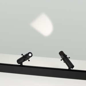 Светильник MAG-ORIENT-SPOT-CROP-ZOOM-TC-R35-6W Day4000 (BK, 19-29 deg, 48V) 045066, Светильник с кадрируемой оптикой и изменяемым углом для магнитных треков MAG-ORIENT шириной 26 мм. Мощность 6 Вт, св. поток 75-130 лм, 22 лм/Вт, дневной 4000 K, CRI>98, угол 19-29°, напряжение питания 48 В. Черный фигурный корпус из металла, степень защит