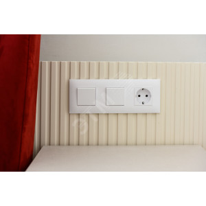 SKANDY Рамка 3-местная SK-F03W арктический белый IEK SK-M32-K01