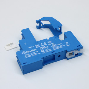 97.02SPA, Розетка для реле 46.52 и модуля 99.02/86.30; с раздельными контактами; с пластиковым фиксатором; винтовые зажимы; синяя; 8А