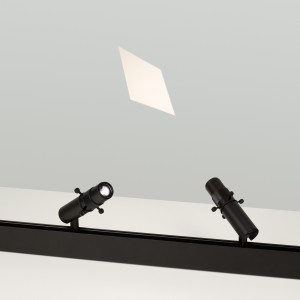 Светильник MAG-ORIENT-SPOT-CROP-ZOOM-TC-R35-6W Warm3000 (BK, 19-29 deg, 48V) 045067, Светильник с кадрируемой оптикой и изменяемым углом для магнитных треков MAG-ORIENT шириной 26 мм. Мощность 6 Вт, св. поток 60-100 лм, 17 лм/Вт, теплый 3000 K, CRI>98, угол 19-29°, напряжение питания 48 В. Черный фигурный корпус из металла, степень защиты