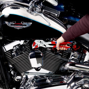 Клещи переставные-гаечный ключ, зев 52 мм, длина 250 мм, хром, 2-комп ручки KN-8605250, Сочетание двух инструментов в одном позволяет заменить полный набор гаечных ключей как метрических, так и дюймовых, многокомпонентные рукоятки, длина 250мм