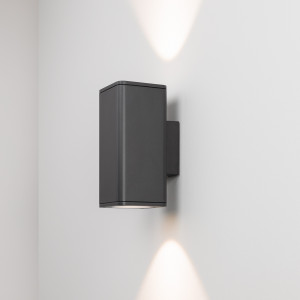 Светильник LGD-EVO-WALL-TWIN-S100x100-2x12W Warm3000 (GR, 44 deg, 230V) 046195, Накладной настенный светильник 2x12Вт, серый алюминиевый корпус, оптическое закаленное стекло. Цвет ТЕПЛЫЙ БЕЛЫЙ 3000K, св.поток 1980лм, CRI(Ra)>80, угол 44°, свет вверх-вниз. Размер ВхШхГ 220x100x132мм. IP54. Питание AC230V, 24Вт, встроенный драйвер.