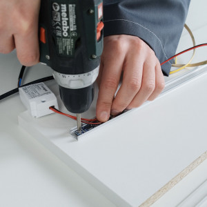 Сенсорный диммер SR-RULE-DIM-CPCT (12-24V, 1x3A, 55x10mm) 047159, Сенсорный (емкостной) диммер для светодиодной ленты (ШИМ), встраиваемый в алюминиевый профиль. Питание/рабочее напряжение 12-24VDC, максимальный ток 3A на канал, 1 канал, максимальная мощность 36-72W. Габариты 55x10x4,5 мм. Диммировать можно в любом месте