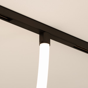 Светильник MAG-ORIENT-TUBE-ELASTIC-R25-L2500-35W Warm3000 (BK, 360 deg, 48V) 044329, Светильник гибкий для магнитных треков серии ORIENT. Мощность 35 Вт, св. поток 2120 лм, 60 лм/Вт, теплый 3000 K, CRI>90, угол 360°, напряжение питания 48 В. Матовый белый фигурный корпус из силикона с черными креплениями. Размер: диаметр 25 мм, длина 2500