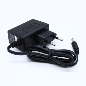 SGA12E05-P1J, Адаптер настенный, AC-DC,  12Вт, вход 90...264B AC 47...63 Гц, выход 5B/2.4A, изоляция 3000В AC, 62.2x27.4x39.5мм, -20...+60°С, выходной разъем длина 11 мм, диаметр 2.1x5.5 мм