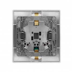 ETIKA Розетка двойная с заземлением со шторками алюминий автоматические зажимы 672433