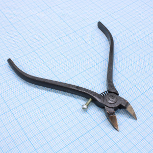 ИН-0009 кусачки боковые косые, победитовые, пружина, упор, Бокорезы с победитовыми напайками, обеспечивают плоский рез без фаски, рабочая поверхность расположена под наклоном, оснащены витой пружиной и винтовым упором