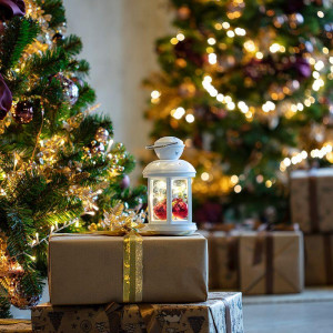 Декоративный фонарь с шариками 12х12х20,6 см, белый корпус, теплый белый цвет свечения 513-062