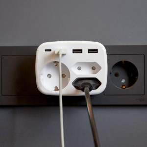 Тройник электрический 16А с/з+2х2.5А+3хUSB-A 2.4А+USB Type-C 3А бел. 11-1250