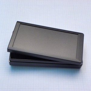 G959B, Пластиковый корпус черного цвета из прочного пластика