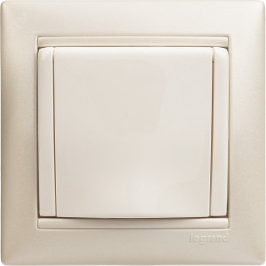 Розетка 1-м СП Valena 16А IP21 2P+E с заземл. защ. шторки с крышкой винты механизм бел. Leg 774422