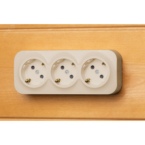 Розетка 3-м ОП Quteo 16А IP20 250В 3х2P+E с заземл. защ. шторки сл. кость Leg 782268