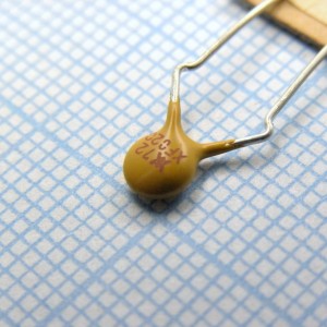 RXEF020-2, Самовосстанавливающийся предохранитель PTC 0.2A(hold) 0.4A(trip) 72V 40A 0.41W 2.2s 1.83Ohm, радиальные выводы, 7.4 X 3 X 11.7mm, лента в катушке