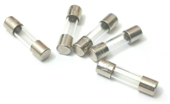 В наличии плавкие предохранители Littelfuse